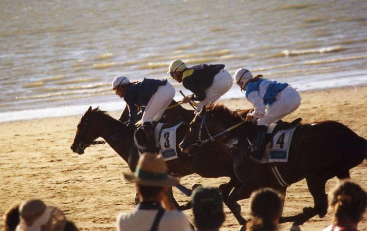 Paardenrennen op het strand in Sanlucar de Barrameda aan de Costa de la Luz