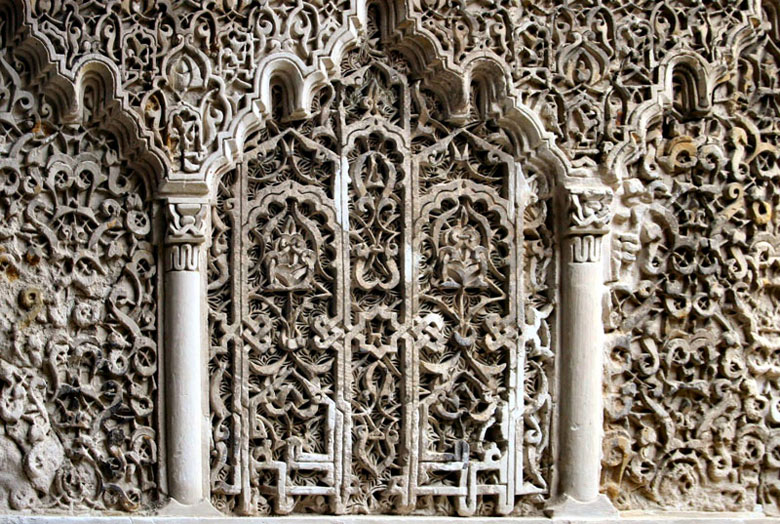 Moors reliëf op de muren van het Alcazar paleis, Sevilla - Andalusië, Spanje.