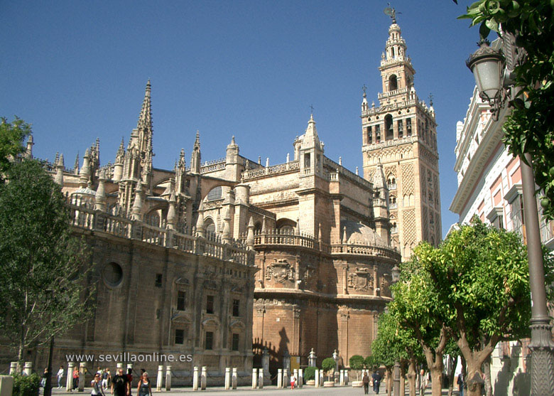 La Catedral de Sevilla y su Giralda, España.