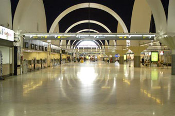 Vertrekhal vliegveld Sevilla San Pablo SVQ