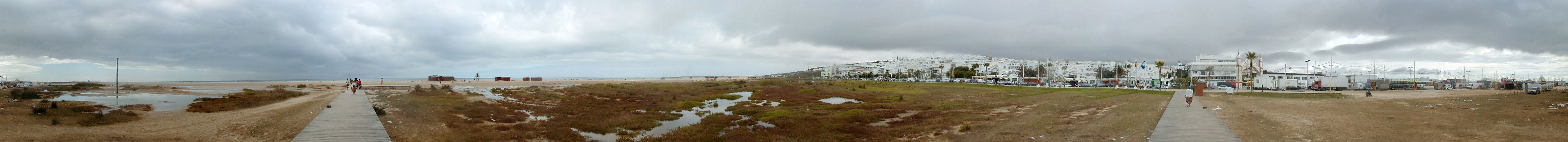 Panoramica di Conil de la Frontera e la sua spiaggia in un pomeriggio nuvoloso 