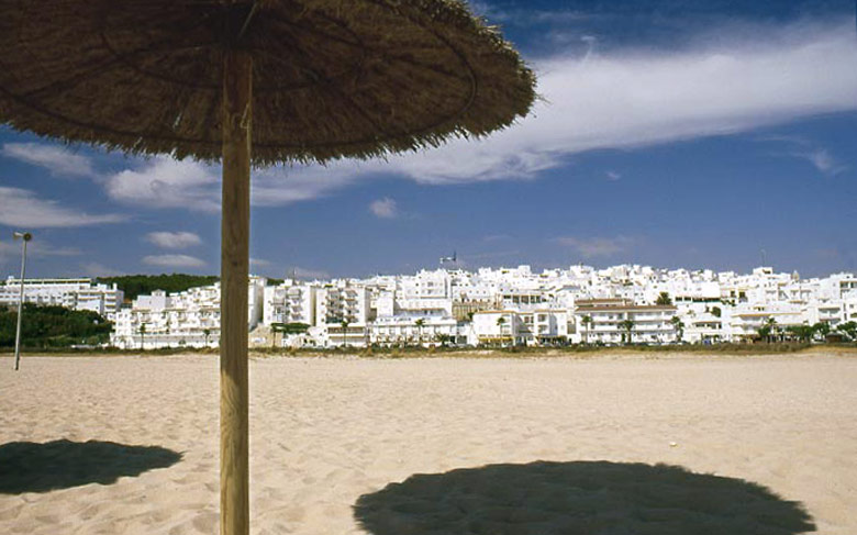 Vista su Conil de la Frontera dalla spiaggia, Costa de la Luz - Andalusia, Spagna