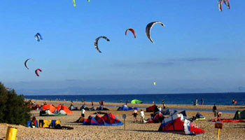 Le spiagge di Tarifa, la capitale del windsurf e kitesurf nel estremo sud della Spagna sulla Costa de la Luz - Andalusia, Spagna.