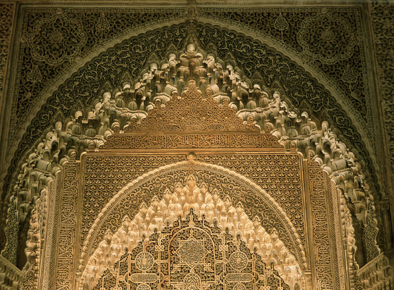 De karakteristieke moorse bogen in het Alhambra paleis, Granada - Andalusië, Spanje