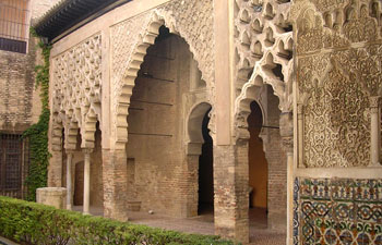 De patio van het gips in het Alcazar, Sevilla