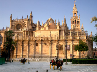 De kathedraal gezien vanaf de ingang van het Alcazar paleis.