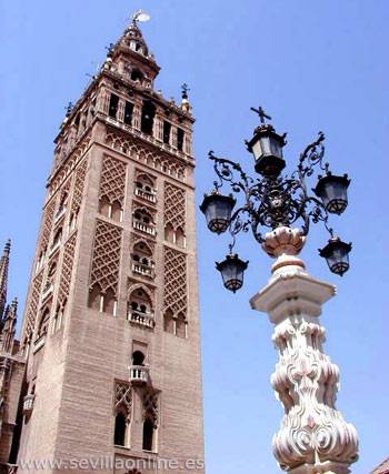 Das Wahrzeichen Sevillas, die Giralda, bietet dem Besucher eine elegante und stolze Silhouette.