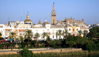 Vista sul fiume Guadalquivir e il centro di Siviglia, la Spagna.